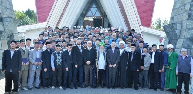 Верховный муфтий ЦДУМ России вручил дипломы выпускникам Российского исламского университета